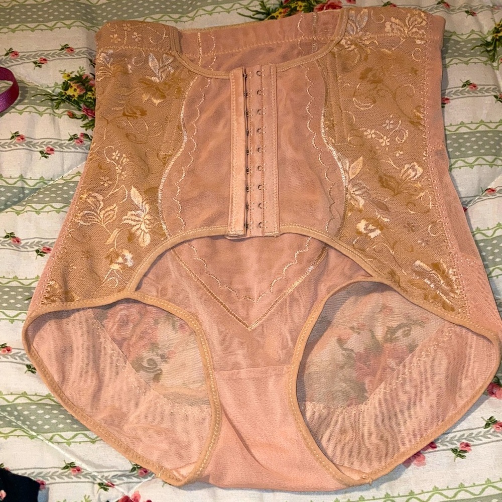 Women’s Cincher/Girdle w/hook-eye closure in front